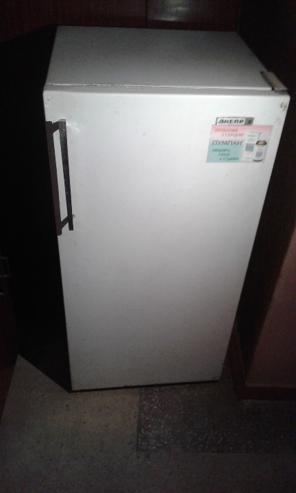Холодильник Днепр білого кольору, бувший в користуванні