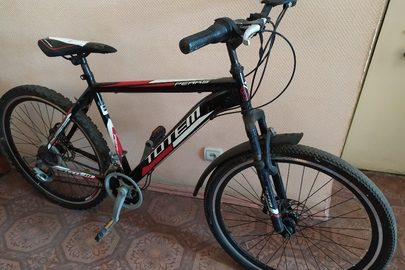 Спортивний велосипед чорного кольору з білими та червоними вставками з написом на рамі "ПЕАКС ТОТЕМ", б/в