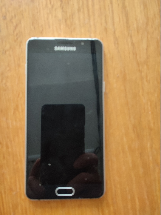Мобільний телефон марки «Самсунг» чорного кольору із сенсорним екраном, б/в