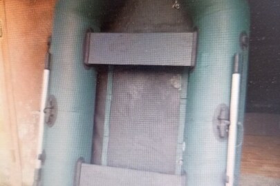 Майно конфісковане за рішенням суду: човен гумовий  "BARK В-240", зеленого кольору, весла 2 шт., б/в