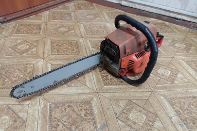 Конфіскація за рішенням суду: бензопила без маркування у корпусі помаранчевого кольору, б/в