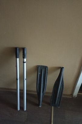 Майно конфісковане за рішенням суду: човен гумовий з написом "Bаrk-280", зеленого кольору, весла 2 шт., б/в