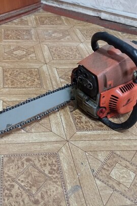 Конфіскація за рішенням суду: бензопила без маркування у корпусі помаранчевого кольору, б/в.