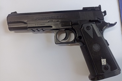 Майно конфісковане за рішенням суду: пневматичний пістолет "PowerWin 304 "(216338089), корпус чорного кольору, калібр 4.5 мм, б/в