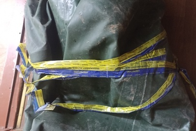 Майно конфісковане за рішенням суду: гумовий човен зеленого кольору з двома веслами з надписом "Колібрі", б/в