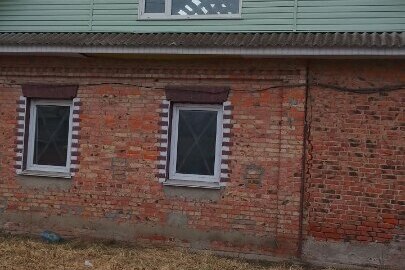 1/2 частина житлового будинку, площею 90,7 кв.м. з надвірними будівлями та 1/2 частина земельної ділянки, площею, 0,0751 га (кадастровий номер 7410100000:01:020:5543), за адресою: м. Чернігів, вул. Перемоги, 56 