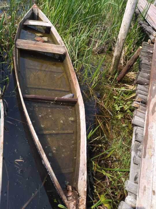 Дерев'яний човен з одним веслом