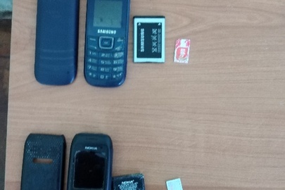 Мобільні телефони в кількості 2 шт., з сім картами оператора мобільного з’язку "Life", б/в