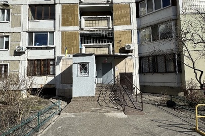 1/3 частини трикімнатної квартири загальною площею 78,75 кв.м., житловою площею 41,9 кв.м., яка розташована за адресою: м. Київ, вулиця Олександра Мишуги, будинок №1/4, квартира 236