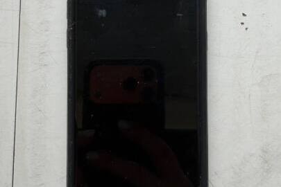 Конфісковане майно за рішенням суду: мобільний телефон ''Samsung'' чорного кольору, з сім-картою ''Київстар'', номер +380982749965, та сім-картою ''Водафон'', номер +380957660991, б/в