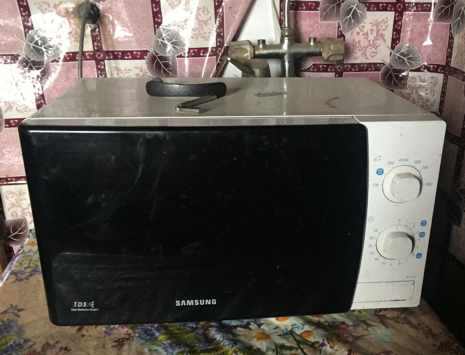Мікрохвильова піч марки Samsung, білого кольору з чорною дверкою, модель МЕ711КR