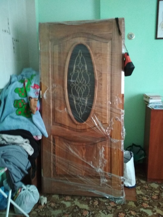 Міжкімнатні двері зі скляними вставками, коричневого кольору, в кільксті 4 шт.