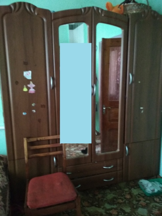 Шафа чотиридверна з дзеркалом, темно-коричневого кольору