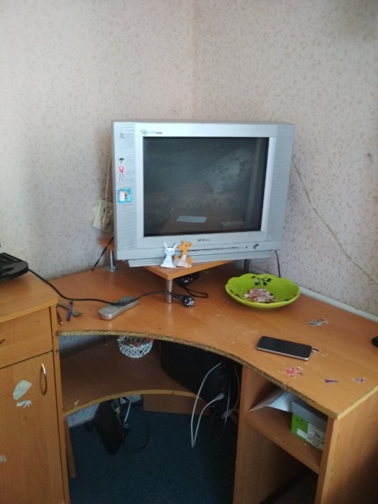 Стіл компютерний, коричневого кольору
