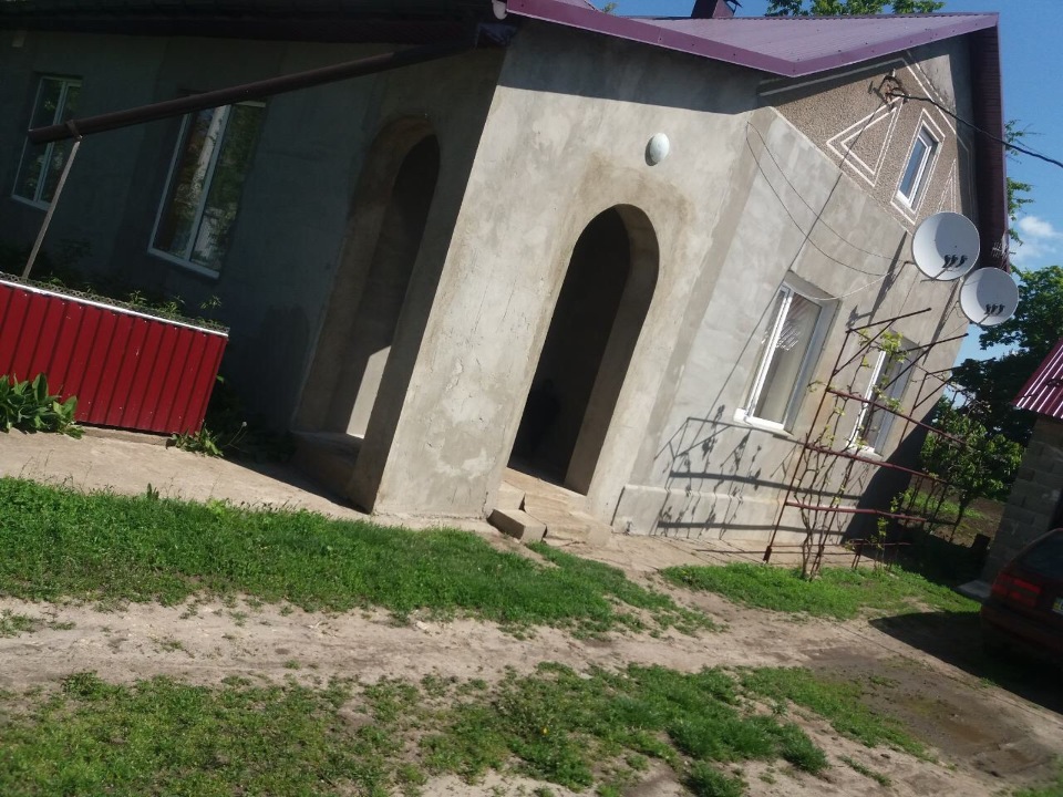 Житловий будинок з господарськими будівлями та надвірними спорудами, загальною площею 71.40 кв. м., що знаходиться за адресою: Тернопільська обл., Борщівський р-н., смт. Мельниця-Подільська, вул. Поповича 37А