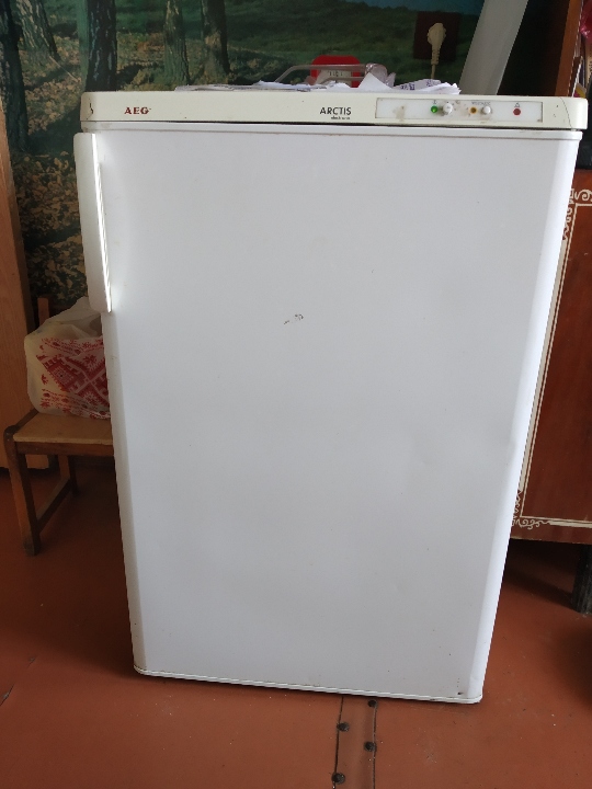 Холодильна камера ARCTIS 112-76S, білого кольору, в робочому стані