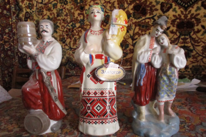 Бутилки керамічні, у формі людей, в українському національному одязі, Б/К, 3 шт.