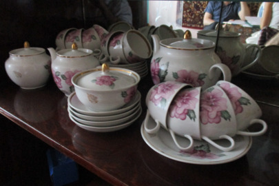 Чайний сервіз на 10 осіб,  два заварочних чайника, дві цукернички, на сервізі візерунки у вигляді квітів рожевого кольору, Б/К