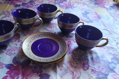 Набір чашок синього кольору з золотистими візерунками ( 5 чашок, 2 тарілочки)