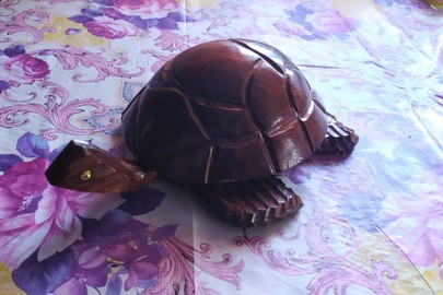 Деревяна шкатулка у вигляді черепахи, коричневого кольору