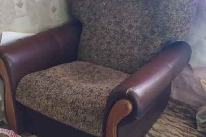 Мяке крісло з незначними пошкодженнями, з мякою оббивкою, коричневого кольору