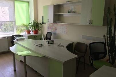 Офісний стіл, біло-зеленого кольору, матеріал ДСП, складається з 1 стільниці Т-подібної форми, 2 тумбочки на 4 шухляди,  кількістю 1 шт.