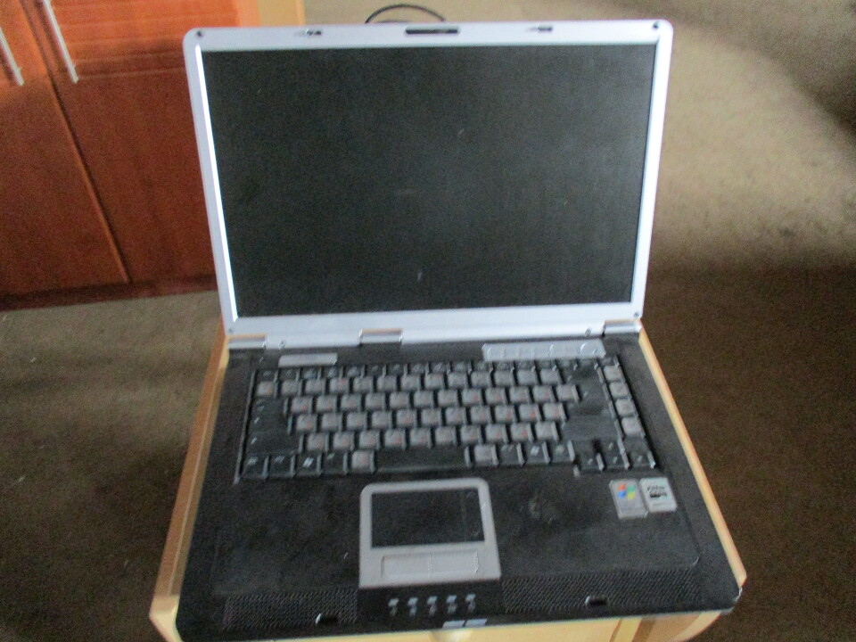 Ноутбук сірого кольору марки Cytron TCM, с/н NB41W7MNY0YC, б/к, робочий стан не перевірявся, відсутній кабель живлення
