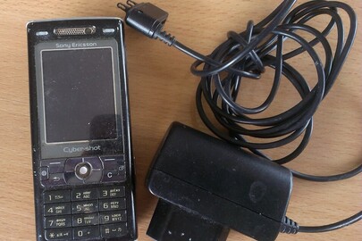Мобільний телефон марки Soni Ericson, чорного кольору, б/к, робочий стан не перевірявся, наявний зарядний пристрій