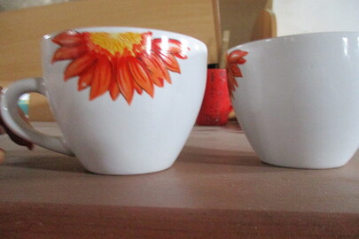 Чашки, біло-оранжевого кольору, із візерунком квітки, 2 шт.