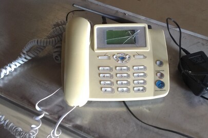 Телефон	марки Huaway, с/н FM2AF1084700925, кремового кольору, б/к, робочий стан не перевірявся, з тріщиною на екрані