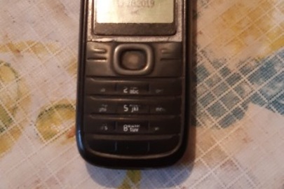 Мобільний телефон марки "Nokia" чорного кольору, з сім картою та батареєю, зарядний пристрій відсутній