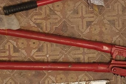 Ножиці для металу червоного кольору, довжиною 75 см., зі зламаним кінцем