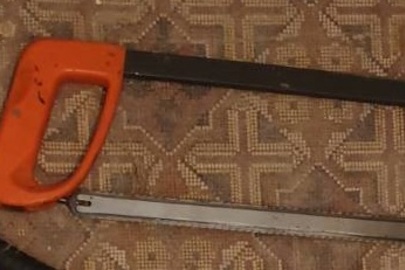 Ножівка для металу із червоною пластмасовою ручкою та полотном