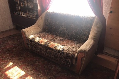 Розкладний диван з мякою оббивкою, коричневого кольору