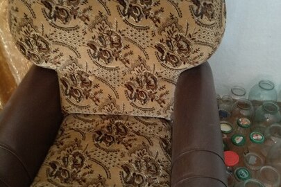 Мякі крісла, світло - коричневого кольору, в кількості 2 шт.