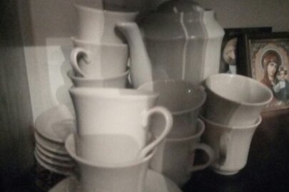 Кавовий набір зі скла, складається з 10 чашок, 1 чайник, 6 тарілок, без пошкоджень