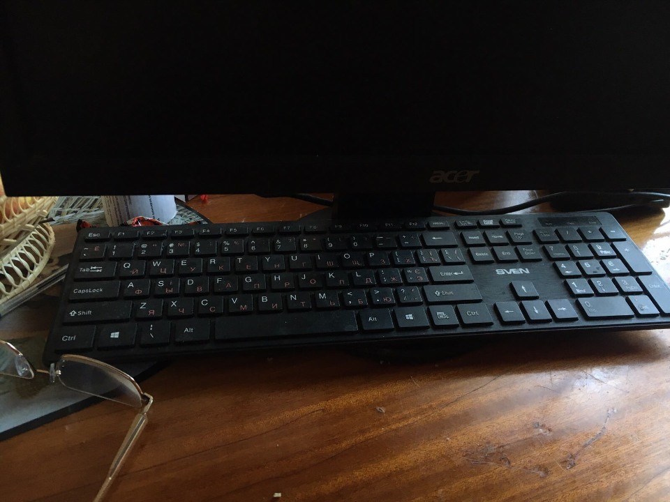 Клавіатура компютерна, чорного кольору