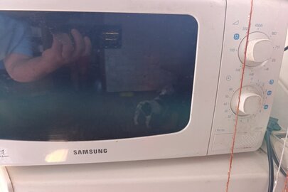 Мікрохвильова піч, білого кольору, б/в, марки Samsung DE68-04053A 