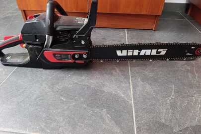 Конфіскація майна за рішенням суду:  Бензопила ланцюгова марки VITALS,  чорно-червоного кольору, бувша у використанні