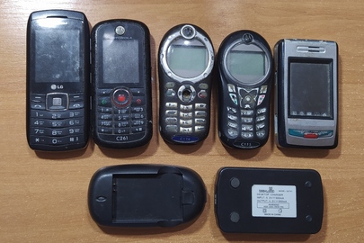 Мобільний телефон марки "Motorola" модель C 261; мобільний телефон марки "Motorola" модель C 116; мобільний телефон марки "LG" Dual Sіm модель GX 300; мобільний телефон марки "Seekwood" модель SGT 01; 2 шт. настільний зарядний пристрій для телефонів  марки