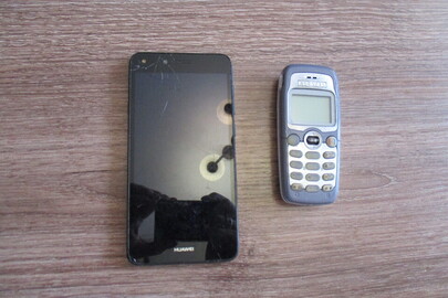 Мобільні телефони в кількості 2-шт., з яких: ALCATEL сірого кольору; HUAWEI  чорного кольору