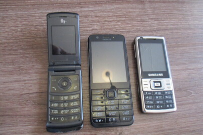 Мобільні телефони в кількості 3-шт., з яких: NOKIA  чорного кольору;  SUMSUNG сріблястого кольору; FLY  чорного кольору