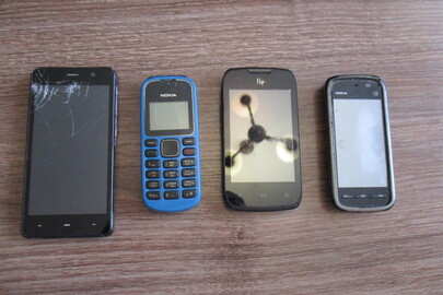 Мобільні телефони в кількості 4-шт., з яких: S-TELL  чорного кольору;  FLY чорного кольору; NOKIA  чорного кольору; NOKIA  блакитного кольору