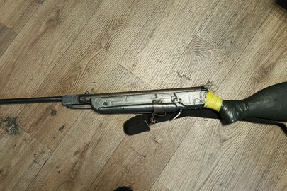 Майно конфісковане за рішенням суду: саморобна пневматична зброя та кулі для пневматичної зброї калібр 4,5 мм у кількості 16 шт., б/в