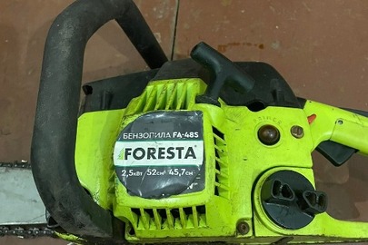 Дві сокири з дерев'яною рукояткою та бензопила марки «Foresta» зеленого кольору FA-48S, потужністю 2,5 кВТ, б/в