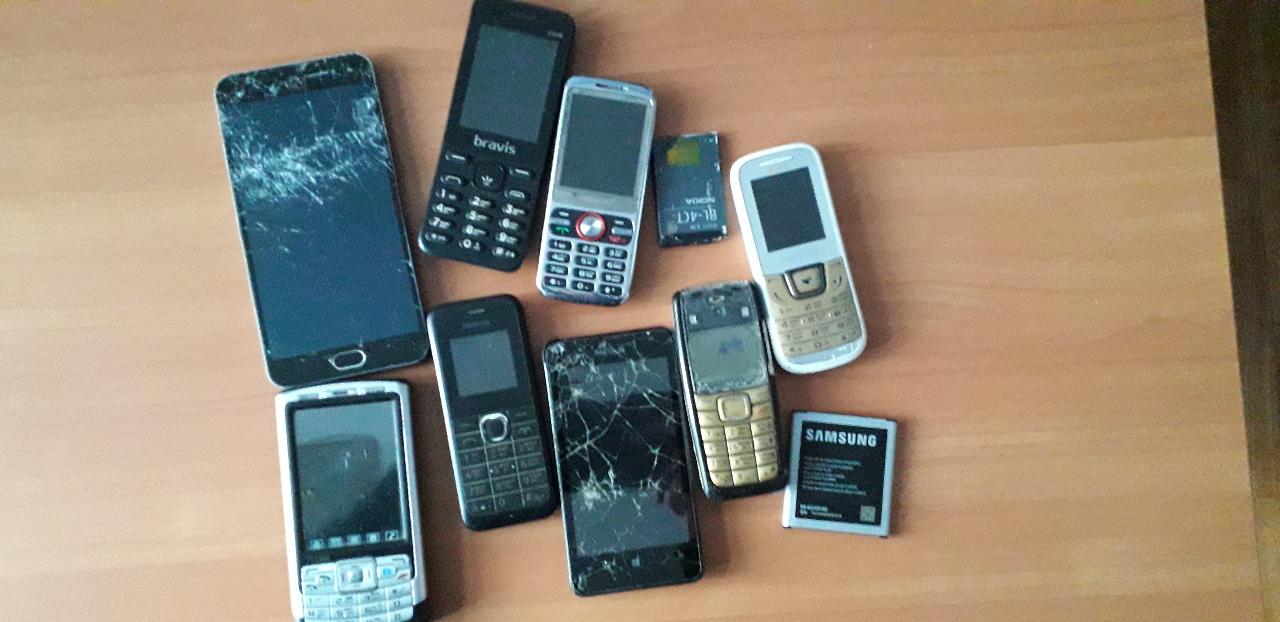 Мобільні телефони та комплектуючі в кількості 10 од.
