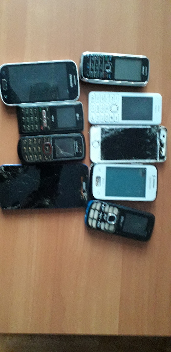 Мобільні телефони та комплектуючі в кількості 9 од.