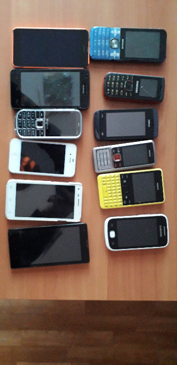 Мобільні телефони та комплектуючі в кількості 12 од.