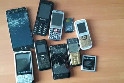 Мобільні телефони та комплектуючі в кількості 10 од.