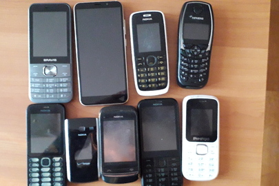 Мобільні телефони та комплектуючі в кількості 9 од.